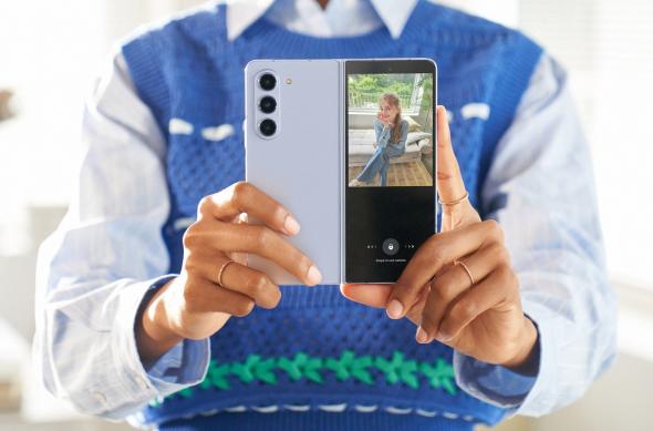 Samsung Galaxy Z Fold 5 - Fotografii oficiale: 065_Galaxy_fold5_hands-on_icy_blue_HI.jpg