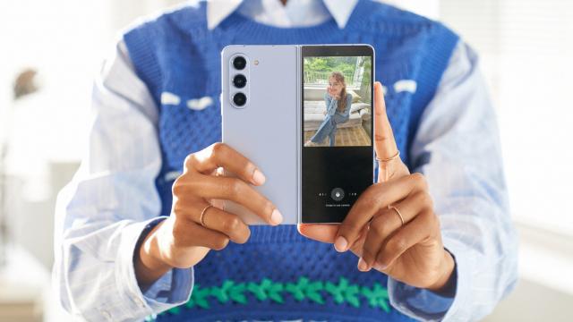 <b>Samsung Galaxy Z Fold 5 lansat oficial: fără gol între cele două suprafeţe, mai uşor şi mai subţire decât Z Fold 4</b>Samsung a prezentat pe 26 iulie produsele sale flagship pentru a doua jumătate a lui 2023: Samsung Galaxy Z Fold 5, Flip 5, ceasurile Galaxy Watch 6 şi tabletele Tab S9. În acest articol ne vom axa pe Samsung Galaxy Z Fold 5, care aduce mai degrabă