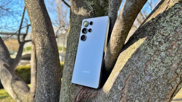 <b>Samsung Galaxy S25 Ultra: Design mai uşor, mai subţire, mai rafinat</b>Samsung Galaxy S25 Ultra duce mai departe spiritul seriei Galaxy Note, păstrând elementele esențiale ale predecesorului său, S24 Ultra, dar cu un design mai fluid. Colțurile sunt acum mai rotunjite, iar rama perfect plată conturează