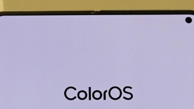 <b>OPPO Find N5 își etalează ecranul "fără de cută" în fotografii hands-on</b>După ce în această dimineață l-am văzut în randări detaliate, iată că acum smartphone-ul pliabil OPPO Find N5 se afișează și în fotografii hands-on, etalându-și ecranul fără de cută. Este primul pliabil ce folosește această tehnologie unde