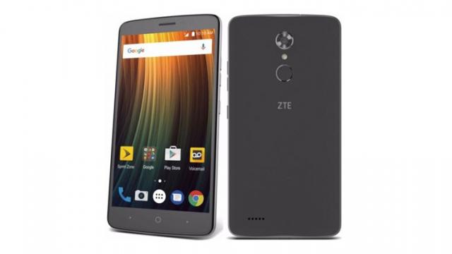 <b>ZTE mai anunță un phablet de 6 inch; el se numește MAX XL și costă doar 130 dolari</b>În această dimineață vă informam despre debutul phablet-ului ZTE Blade MAX 3 prin intermediul operatorului US Cellular, telefon cu display Full HD de 6 inch și cameră duală de 13 megapixeli. Inedit este faptul că la câteva ore de la acest debut, ZTE a mai