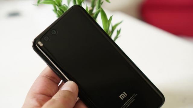 <b>Startul vânzărilor lui Xiaomi Mi 6 se dă mâine; vedem câteva mostre foto între timp și modul Portrait în acțiune!</b>Mâine pe data de 28 aprilie se dă startul vânzărilor de terminale Xiaomi Mi 6, iar între timp noi avem ocazia să aruncăm o privire asupra unor fotografii realizate cu acest handset echipat cu cameră duală. Vedem și modul bokeh în acțiune și după cum