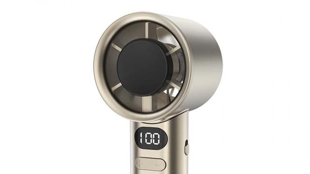 <b>Acest ventilator portabil compact te va răcori în zilele toride, doar 65 lei pe Cafago</b>Căldura a cuprins întreaga țară și cu toate că ne-am dori să stăm în piscină sau să ne răcorim la poalele unui râu la munte, din păcate suntem tot la muncă și căutăm metode de a trece mai ușor peste caniculă. Ne poate ajuta acest dispozitiv