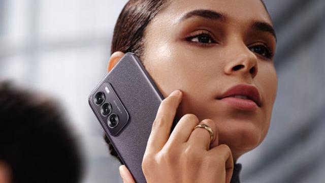 <b>Preț și disponibilitate OPPO Reno12 Pro în România (+card cadou 400 lei)</b>OPPO a venit la mijloc de lună iunie cu noi smartphone-uri interesante, unul dintre acestea fiind și OPPO Reno12 Pro care de astăzi apare listat la vânzare în România, ba chiar în stoc, fiind vorba despre ziua lansării sale globale