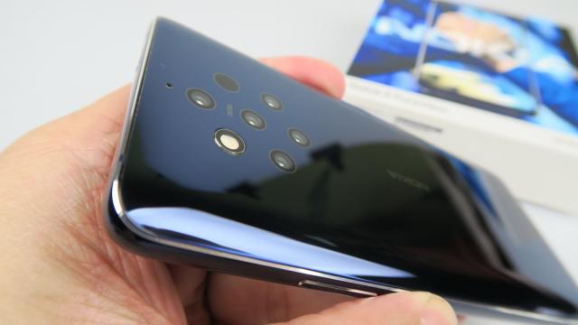 <b>Nokia 9 Pureview Unboxing: întoarcerea lui Pureview, cu 5 camere pe bază de Light, un format compact (Video)</b>Nokia 9 Pureview este primul telefon prezentat la MWC 2019 care ne ajunge în teste. Reprezintă o revenire a unui nume sonor, Pureview, asociat cu cea mai bună optică de pe mobile în ultimul deceniu. Nokia 808 Pureview făcea furori în 2012 şi cred că..