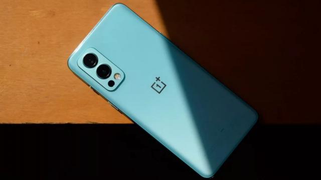 <b>OnePlus Nord 2 rulează un OxygenOS cu cod din Oppo ColorOS şi are aplicaţia Camera Oppo</b>Scriam cu câteva săptămâni în urmă legat de faptul că OnePlus va începe să îmbine OxygenOS cu ColorOS de la Oppo, iar în China spre exemplu telefoanele OnePlus se vor vine cu ColorOS. OnePlus Nord 2 5G aduce o premieră şi anume faptul că rulează OxygenOS