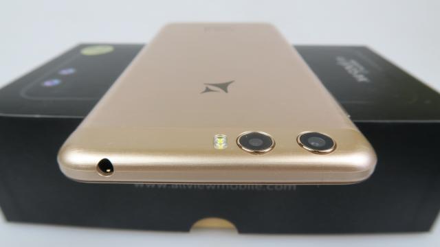 <b>Allview X4 Soul Lite Unboxing: telefon accesibil cu cameră duală şi Bokeh, gata să ajungă la concurs (Video)</b>Avem un nou unboxing pentru voi şi pentru că a trecut ceva vreme de la ultimul concurs, vă propunem şi un premiu, sub forma lui Allview X4 Soul Lite. Terminalul cu camera duală este vedeta unboxingului de mai jos. Avem de-a face cu un terminal midrange..