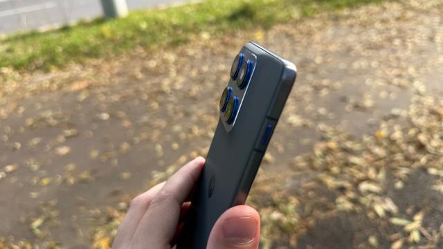 <b>Motorola edge 70: Te dai pe net 5G fără probleme, ai și soluții de productivitate </b>Motorola edge 70 nici că mai avea nevoie de ceva extra pe partea de conectivitate, poate doar infraroșu, deși nu prea văd lume care să fie înnebunită după așa ceva pentru a controla televizorul. În schimb ne bucurăm de 5G, WiFi 6e