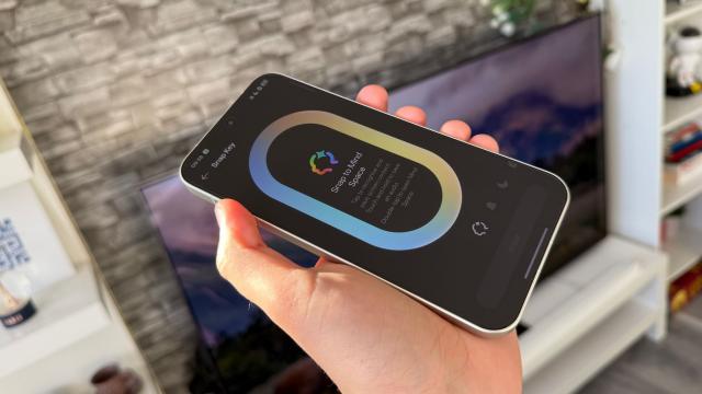 <b>OPPO Find X9 Pro: OS, UI, aplicaţii cu tranziţii mai line, extra AI şi Mind Space</b>OPPO Find X9 Pro rulează ColorOS 16, bazat pe Android 16 şi primul lucru remarcat e că interfaţa aduce cu iOS 18. Mă refer în special la zona Quick Settings şi fac paralelă cu iOS 18, deoarece în lipsa "sticlei" şi transparenţei nu aduce