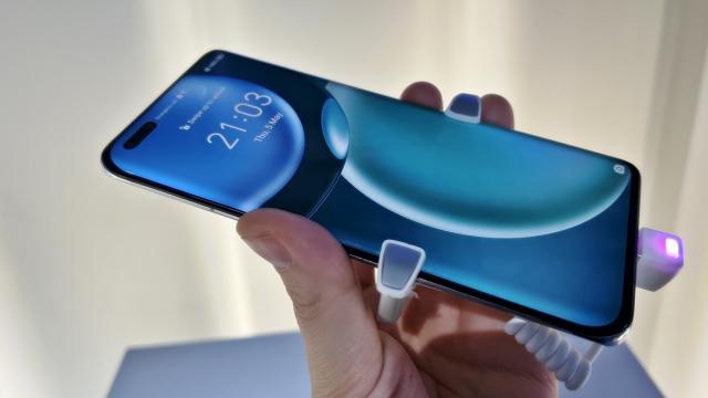 <b>HONOR Magic 4 Pro Hands On: a venit flagship-ul HONOR cu certificare IMAX, încărcare wireless la 100W</b>Pe 5 mai brandul HONOR a debutat în România, promiţând să aducă la noi telefoane din cele 3 game principale: HONOR X, HONOR cu cifre şi HONOR. Deocamdată au sosit în România HONOR X7, HONOR X8, HONOR Magic 4 Lite