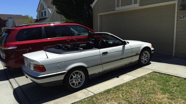 <b>Fanii lui Steve Jobs pot acum să cumpere un automobil BMW al fostului CEO Apple din perioada sa "întunecată"</b>E ştiut faptul că Steve Jobs, faimosul CEO Apple se plimba prin Silicon Valley cu un Mercedes fără numere de înmatriculare, dar aceasta nu e singura sa maşina. Azi aflăm că ar fi fost scos la vânzare un BMW 325i decapotabil, deţinut de...