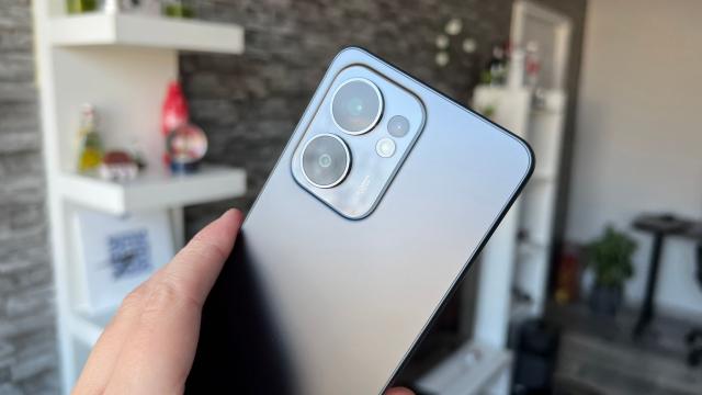 <b>OPPO Reno13 F: Cameră excelentă la selfie-uri și bokeh, AI care te scapă de reflexii + fotografiere sub apă! </b>Și-am ajuns la cameră unde după cum vei descoperi în continuare, avem și ceva inedit. Pe toate modelele din seria Reno13 cei de la OPPO oferă o funcție de fotografiere sub apă, ideală dacă ai în plan o vacanță exotică