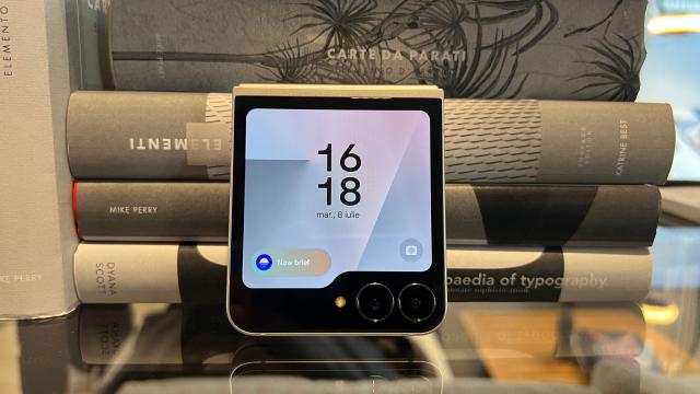 <b>Preț și disponibilitate Samsung Galaxy Flip7 FE în România (card cadou 1000 lei la precomandă)</b>Noul Galaxy Z Flip7 nu se încadrează în bugetul tău, dar vrei neapărat un pliabil vertical nou-nouț? Apare varianta Samsung Galaxy Z Flip7 FE, un Fan Edition din zona de pliabile, primul de altfel și cu design împrumutat de la Flip6