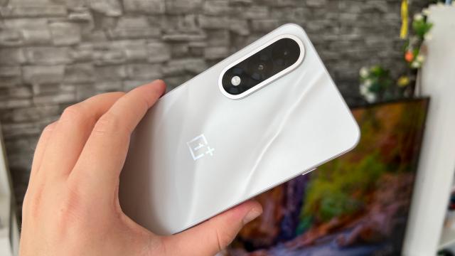 <b>OnePlus Nord 5: Cameră vlog-friendly pe timp de zi și noapte, portrete reușite, lipsa telephoto mai greu de ignorat</b>OnePlus mizează în continuare pe o cameră foto duală în cazul lui Nord 5, la fel ca și pe modelul predecesor. Ne bazăm doar pe wide și ultra-wide aici, fără cameră telephoto, iar ideea am mai întâlnit-o și la alte branduri precum Motorola recent