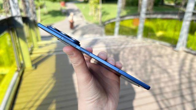 <b>Samsung Galaxy Z Fold7: Design ULTRA-SLIM, mai uşor decât un S25 Ultra</b>Samsung Galaxy Z Fold7 aduce cea mai mare schimbare de design de la începuturile pliabilelor Samsung, de acum 6 ani. Devine incredibil de subţire, atunci când e deschis, la doar 4.2 mm, faţă de 5.6 mm cât avea predecesorul