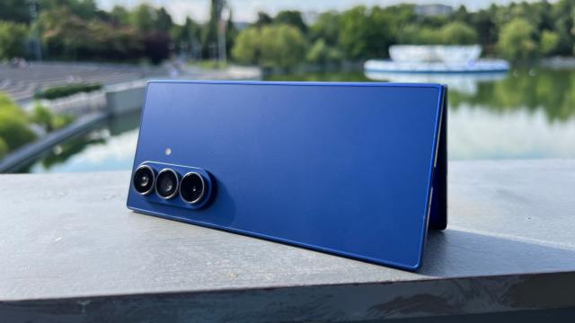 <b>Samsung Galaxy Z Fold7: Hardware-ul nu se subțiază precum talia, upgrade-uri la multe capitole</b>Deși este mai slim, Samsung Galaxy Z Fold7 nu este mai "subțire" la specificații, sud-coreenii reușind să înghesuie componente de top la acestui smartphone care măsoară doar 4.2 mm extins. Începem cu display-urile și avem pe cel