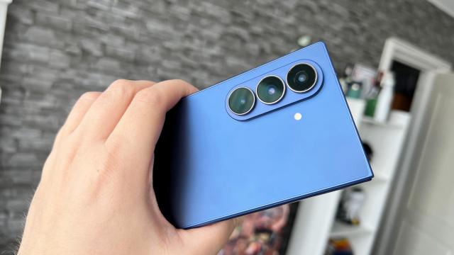 <b>Samsung Galaxy Z Fold7: În sfârșit avem cameră de flagship pe un pliabil Galaxy, fără frică de noapte </b>Samsung a simțit că e nevoie de o schimbare și nu era suficient să îl facă pe Z Fold7 doar mai ușor și mai subțire. Trebuia și ceva în plus pe partea de cameră, iar asta a livrat. Vine acum cu o cameră principală de 200 de megapixeli furată