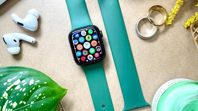 <b>Apple Watch SE (2022) ar primi funcție Always On Display, un procesor îmbunătățit, dar costul ar crește față de predecesor</b>În acest an Apple ar urma să anunțe și un nou smartwatch accesibil. Vorbim despre Apple Watch SE (2022) care ar putea fi prezentat undeva în toamnă. Astfel, ar putea debuta chiar alături de noua serie de telefoane iPhone 14. Azi au apărut noi zvonuri