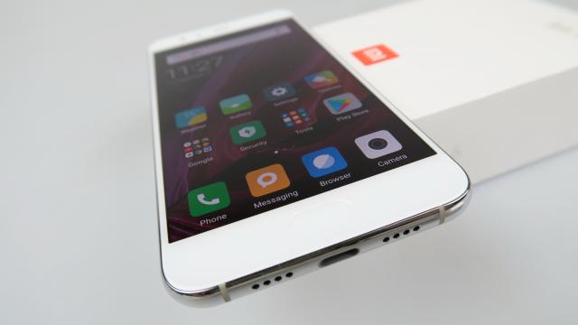 <b>Xiaomi Mi 6 Unboxing: probabil cel mai mic flagship din 2017, şi cel mai precoce e scos din cutie (Video)</b>Xiaomi Mi 6 e probabil telefonul flagship din anul 2017 cu cea mai mică diagonală şi oarecum cel mai neglijat model de până acum. Ceea ce nu ar trebui să se întâmple, în condiţiile în care a fost printre primele telefoane cu procesor Snapdragon 835..