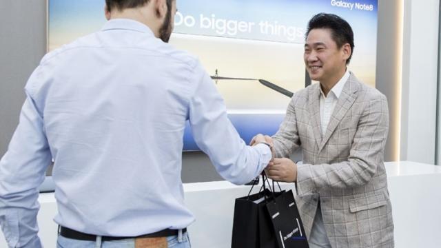 <b>Samsung Galaxy Note8 disponibil la vânzare în România începând de azi</b>De astăzi Samsung Galaxy Note 8 va fi disponibil la vânzare oficial pe plan local, telefon care se laudă cu un display generos de 6.3 inch și printr-o cameră duală. Este totodată o premieră a sud-coreenilor, fiind primul telefon ce inaugurează o asemenea