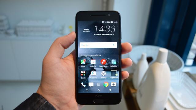 <b>HTC România lansează pe plan local noul smartphone One A9; debutează în magazine de săptămâna viitoare (Video)</b>Astăzi, 28 octombrie, HTC România a dezvăluit oficial smartphone-ul One A9 și pe plan local, terminal ce urmează a fi disponibil începând de săptămâna viitoare în stocul magazinelor. Aflați că evenimentul a avut loc...