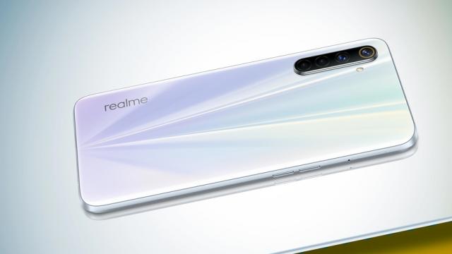 <b>Turul Magazinelor #747: Realme 6 şi Redmi 9A la super preţuri, ROG Phone 3 Strix ajunge în România</b>Spre final de săptămână vă aducem în față două telefoane accesibile, unul Redmi şi unul Realme, dar şi un telefon de gaming nou de la ASUS, într-o variantă un pic mai accesibilă. Avem şi un headset VR la preţ bun