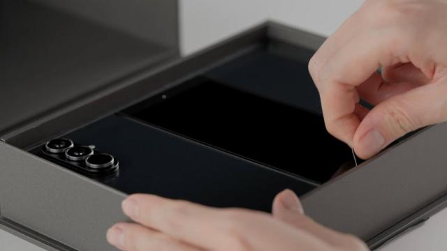 <b>Samsung Galaxy TriFold primeşte un unboxing în faţa camerei! Ce e extra în cutie?</b>Samsung a dezvăluit triplu pliabilul Galaxy Z TriFold cu doar câteva zile în urmă, iar azi el primeşte un unboxing în faţa camerei. Debutul a fost pe 2 decembrie, iar terminalul se va vinde în prima fază în Coreea de Sud. Cum telefonul e special