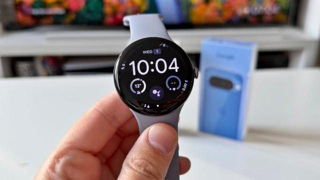 <b>Google aduce gesturi noi pe Pixel Watch 4 + răspunsuri rapide optimizate cu AI local</b>Google a lansat un update software pentru Pixel Watch 4. Cel mai nou smartwatch din portofoliu primește două funcții practice și utile în viața de zi cu zi a utilizatorilor. Prima noutate e legată de gesturi. Ceasul suportă acum mișcări precum