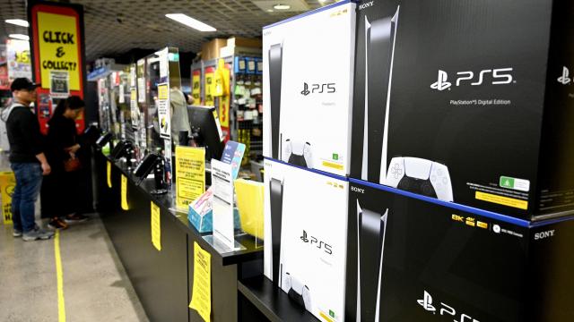 <b>Sony a vândut 4.5 milioane de console PlayStation 5 în 2020; A fost cel mai bun trimestru din istorie pentru segmentul de gaming al companiei</b>La câteva zile distanță de la aflarea veștii că deficitul de procesoare AMD va afecta disponibilitatea consolei PlayStation 5 în prima jumătate a anului, iată că Sony vine cu detalii neașteptate. Compania japoneză a anunțat astăzi