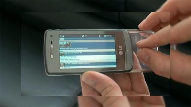<b>LG GD900 Crystal, telefonul cu tastatura transparenta in actiune (Video)</b>Cei de la Mobile Choice au avut ocazia sa petreaca putin timp cu unul dintre cele mai aratoase terminale LG care vor fi lansate in acest an, LG GD900 Crystal, primul handset cu tastatura transparenta. Avem de-a face cu un telefon flexibil, a carui...