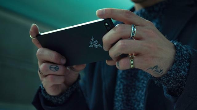 <b>Razer Phone este smartphone-ul ideal pentru gaming pe mobil; vine cu display 120Hz, 8 GB RAM și baterie de 4000 mAh</b>Încă de ieri seară au început lansările de noi smartphone-uri, printre ele numărându-se și modelul Razer Phone - primul telefon mobil al companiei ce activează în zona produselor de gaming. Acesta este smartphone-ul ideal pentru cei care apreciază
