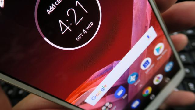 <b>Motorola Moto Z2 Play: OS, UI, aplicaţii super curate, stock şi vanilla</b>Noua modă printre producătorii de telefoane Android este să se mişte rapid cu actualizările la Android 8.0 Oreo, cel puţin la nivel de promisiuni şi dezvoltare. Motorola a confirmat asta recent pentru modele Moto G5S şi mă aştept ca şi cele Moto Z să..