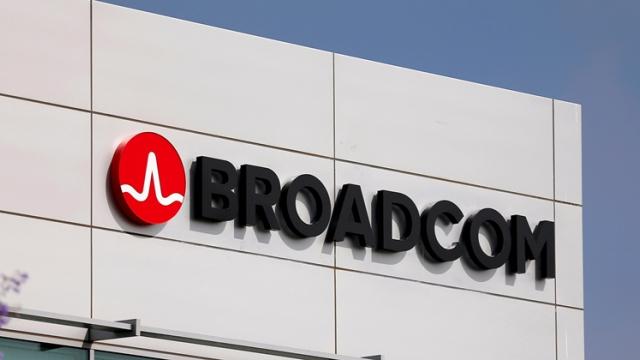 <b>Broadcom își prezintă intențiile de achiziție a gigantului Qualcomm pentru suma de 100 miliarde de dolari</b>La nici o zi de la dezvăluirea faptului că Qualcomm a depus o nouă plângere contra Apple aflăm că Broadcom ar urma să achiziționeze gigantul american producător de chipset-uri. Vestea vine prin intermediul unui raport marca