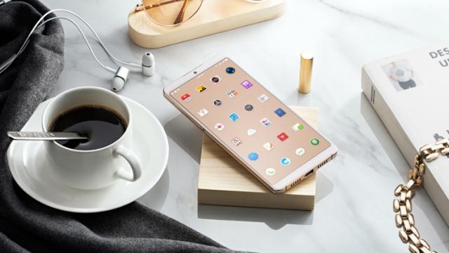 <b>Smartisan Pro 2 debutează oficial cu ecran 18:9; adoptă un design simplist și totodată foarte elegant </b>O companie de origine chineză ce ne-a atras mereu atenția prin smartphone-urile create este Smartisan, firmă ce lansează doar câteva terminale anual. Acum este momentul unui nou debut, cel al modelului Smartisan Pro 2 pe care îl vedeți