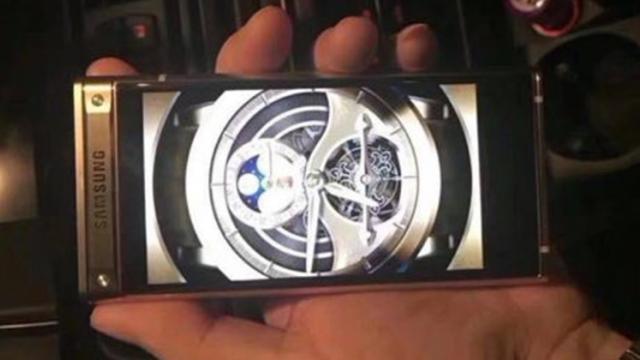 <b>Samsung W2018 apare într-o serie de fotografii reale; smartphone cu clapetă și procesor SD835</b>Ultima veste despre smartphone-ul Samsung W2018 sosea prin luna iulie a acestui an și de atunci nu am mai auzit nimic despre acest terminal cu clapetă și dotări high-end. Între timp a debutat tot pe plan asiatic un alt model cu clapetă