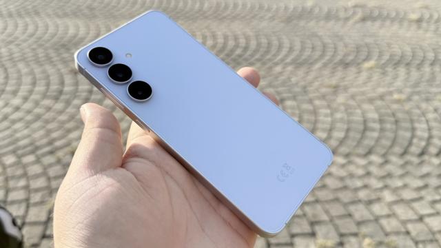 <b>Samsung Galaxy S25 FE: Upgrade incremental în ceea ce privește hardware-ul, cu încărcare la 45W și o cameră selfie de generație nouă</b>Dacă Galaxy S24 FE a primit câteva upgrade-uri față de predecesor, n-aș zice că S25 FE se poate lăuda cu același lucru. Avem un șasiu similar, un display identic cu al predecesorului, dar cu margini ceva mai înguste și un procesor oarecum nou, întrucât