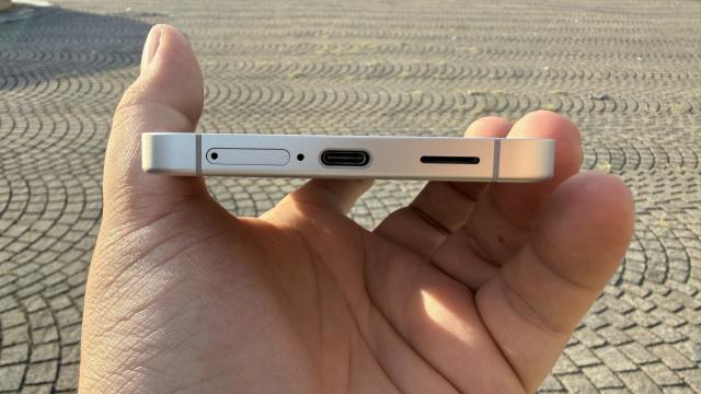 <b>Samsung Galaxy S25 FE: Sunet echilibrat, dar fără recorduri la volum</b>Samsung Galaxy S25 FE vine cu un setup stereo clasic pentru 2025: difuzor principal în partea de jos și earpiece-ul care joacă rol de al doilea speaker. Este o abordare hibridă, dar suficientă pentru majoritatea scenariilor de consum multimedia