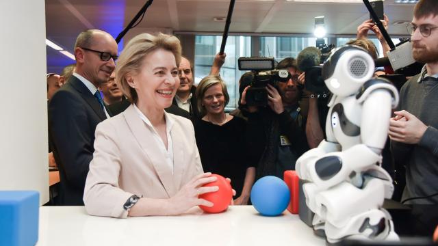 <b>UE vrea să simplifice viața startup-urilor: Un set unic de reguli ar putea înlocui cele 27 de sisteme naționale</b>Comisia Europeană are în plan să elimine haosul birocratic pentru startup-uri, propunând un set unic de reguli la nivelul întregii Uniuni Europene. Ideea a fost anunțată de Ursula von der Leyen, în cadrul unui eveniment tech desfășurat la Torino