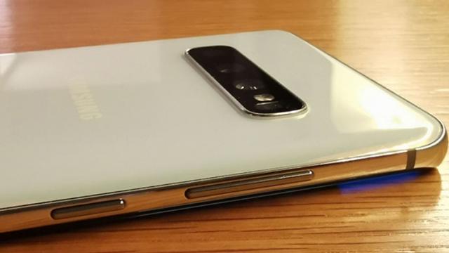 <b>Cel mai creativ smartphone Samsung din acest an nu va fi Galaxy Note 10 </b>Deși ne-am fi așteptat ca titlul de cel mai creativ smartphone Samsung din 2019 să îi revină lui Galaxy Fold sau poate viitorului phablet Galaxy Note 10, iată că de fapt niciunul dintre aceste două dispozitive nu va primi această