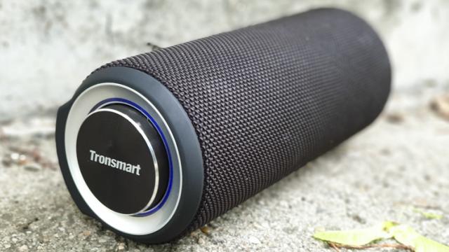 <b>Prezentare Tronsmart Element T6 Plus: Boxă wireless cu acustică de 40W, rezistență la apă și autonomie generoasă</b>Într-o serie de articole anterioare v-am povestit și despre boxa wireless Tronsmart Element T6 Plus, un dispozitiv tare interesant prin prisma raportului preț-dotări. Vine din partea companiei chineze Tronsmart