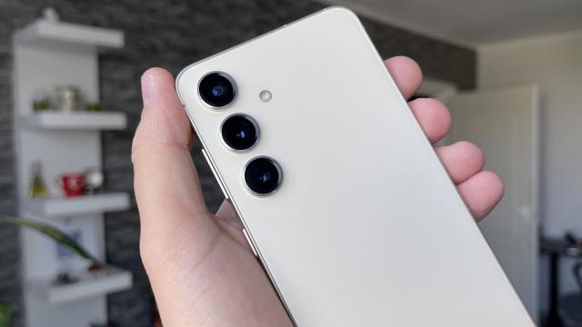 <b>Samsung Galaxy S24: Cameră cu focalizare peste S24 Ultra, excelentă la selfie</b>Samsung Galaxy S24 vine, pe hârtie cu aceeaşi cameră ca şi S23 şi mă refer aici la senzori. Ca de obicei, noutatea se prezintă sub formă de AI, de procesare extra mulţumită noului CPU. Avem de-a face cu o cameră selfie, de 12 megapixeli