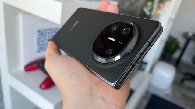 <b>Huawei Mate X6: Camera Șoc a ultimilor ani, întrece și flagship-uri fără ezitare</b>Am ajuns și la cameră, aș zice un selling point pe acest HUAWEI Mate X6. Începem pe partea selfie cu un senzor de 8 megapixeli decupat în ecranul interior, cu deschidere F/2.2. Apoi avem tot un senzor de 8 MP decupat și în ecranul exterior