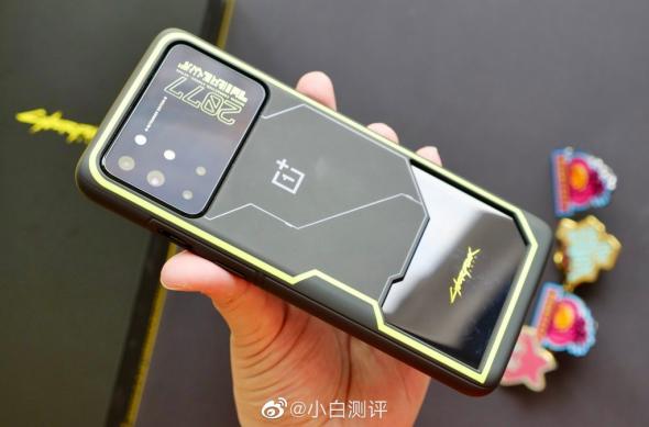 OnePlus 8T Cyberpunk 2077 Edition - Fotografii oficiale: OnePlus-8T-Cyberpunk-2077_009.jpg