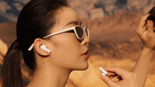 <b>Preț și disponibilitate Huawei FreeBuds Pro în România</b>Sfârșitul lunii octombrie aduce noutăți pe piața de purtabile din România, cu referire aici la căști in-ear și mai precis la modelul Huawei FreeBuds Pro care din această săptămână pot fi comandate local