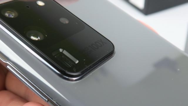 <b>Samsung Galaxy S21 Ultra apare în prima randare realistă! Integrează un nou modul de camere și un setup penta pe spate</b>Cu câteva zile în urmă am avut parte de multe scăpări și zvonuri cu privire la următorul lineup de top al sud-coreenilor. De această dată, iată că a apărut o nouă presupusă randare a lui Samsung Galaxy 21 Ultra, ce ne oferă o primă privire