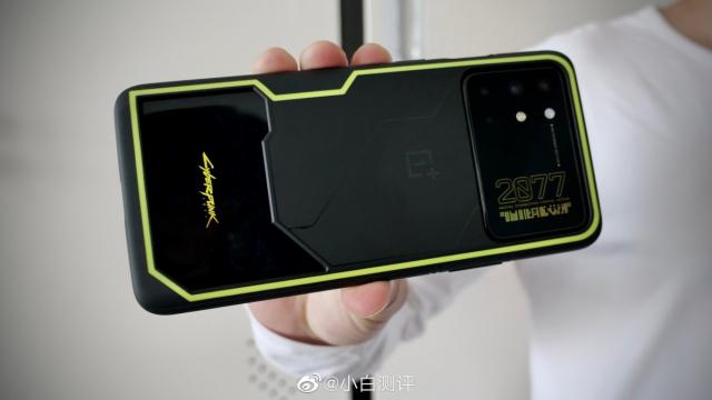 <b>OnePlus 8T Cyberpunk 2077 Edition este acum oficial; Vine cu un modul foto uriaș, husă personalizată și un design futurist</b>Începutul săptămânii ne aduce lansarea unui telefon inedit din punct de vedere al design-ului și anume OnePlus 8T Cyberpunk 2077 Edition - smartphone în ediție specială/limitată care momentan