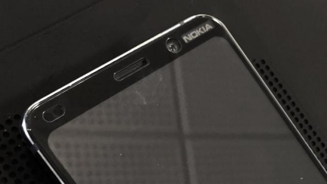 <b>Nokia 9 mai bifează o scăpare! Vedem pentru prima oară fața telefonului, o protecție de ecran și huse</b>Finalul de an iată că ne aduce și o nouă scăpare pentru unul dintre cele mai așteptate smartphone-uri de la Nokia și anume modelul Nokia 9 care potrivit leak-urilor ar urma să vină echipat cu 5 camere foto în spate. Vedem astăzi