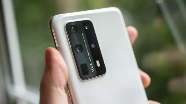 <b>Huawei P50 Pro apare în prima randare realistă; Vine cu cameră selfie centrată și difuzor de convorbiri clasic</b>Seria de telefoane Huawei P50 este una dintre cele mai anticipate pentru anul viitor. Deja știm că Huawei lucrează de ceva timp la noile flagship-uri din seria P pe 2021. În trecut am văzut brevete și chiar o randare super ciudată cu un modul de camere