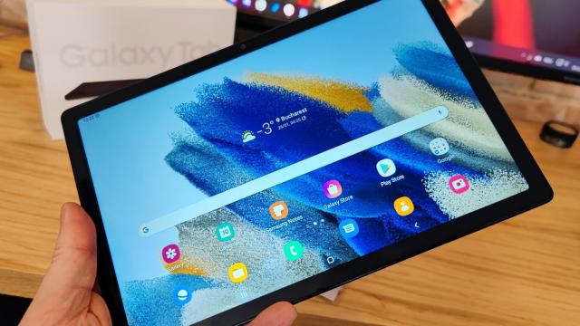 <b>Samsung Galaxy Tab A8 10.5 2021: Display de compromis, conceput pentru canapea</b>Samsung Galaxy Tab A8 10.5 2021 foloseşte un ecran TFT de 10.5 inch, care suportă o rezoluţie de 1920 x 1080 pixeli. Are muchii cu grosime medie, simetrice, nici prea groase, dar nici aşa subţiri încât să nu ai unde să îţi odihneşti degetele când te uiţi