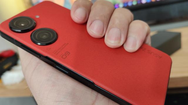 <b>ASUS ZenFone 9: Hardware cu upgrade-uri necesare de la ZenFone 8</b>ASUS ZenFone 9 pe hârtie nu pare că un upgrade uriaş de la predecesorul ZenFone 8, dar dacă îl iei la bani mărunţi descoperi nişte surprize (plăcute). Începem cu ecranul, care rămâne unul de 5.9 inch, un AMOLED cu rezoluţie de 2400 x 1080 pixeli